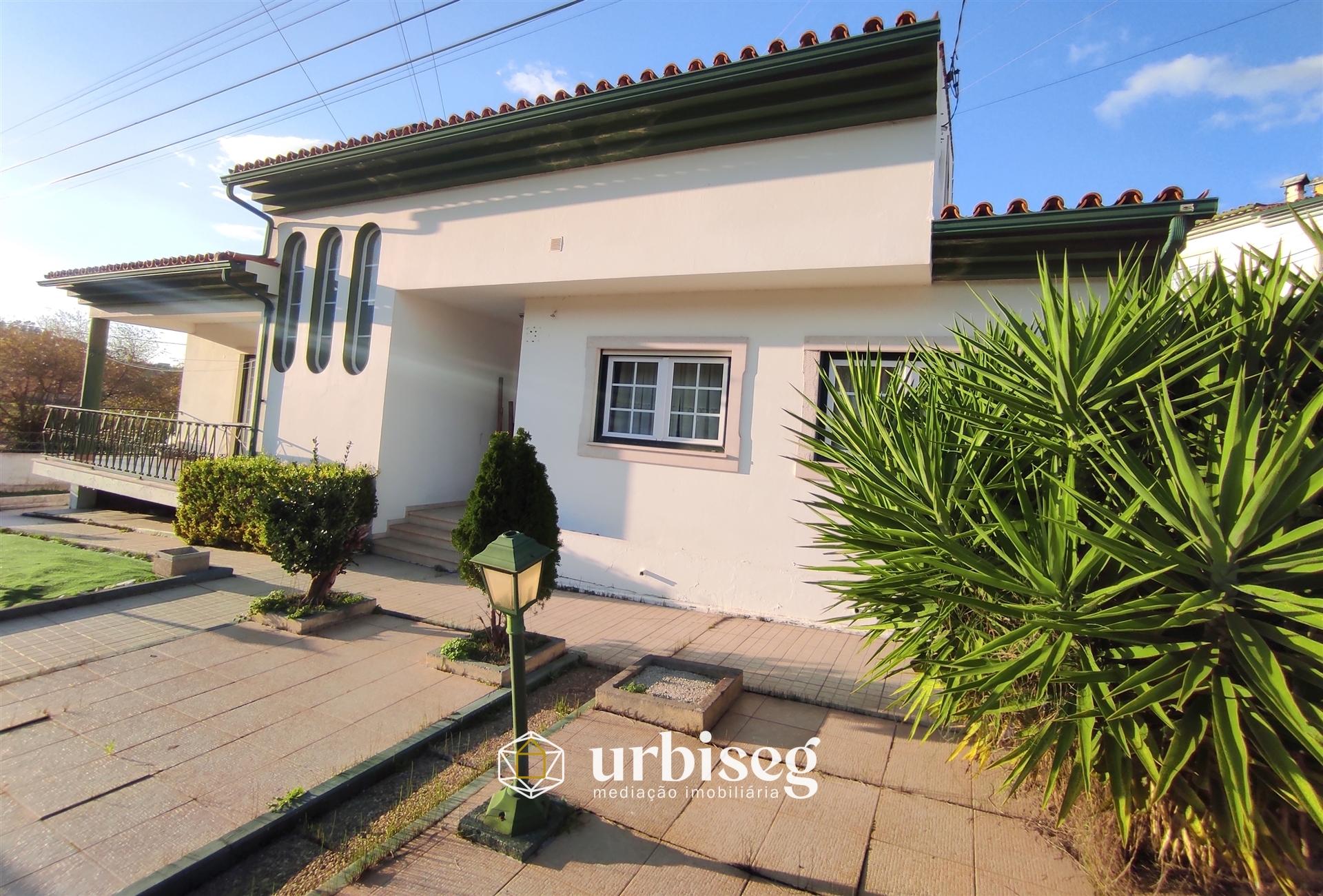 MORADIA EM CARRITOS — AMPLITUDE E LUZ A APENAS 3 MINUTOSDO CENTRO DA CIDADE