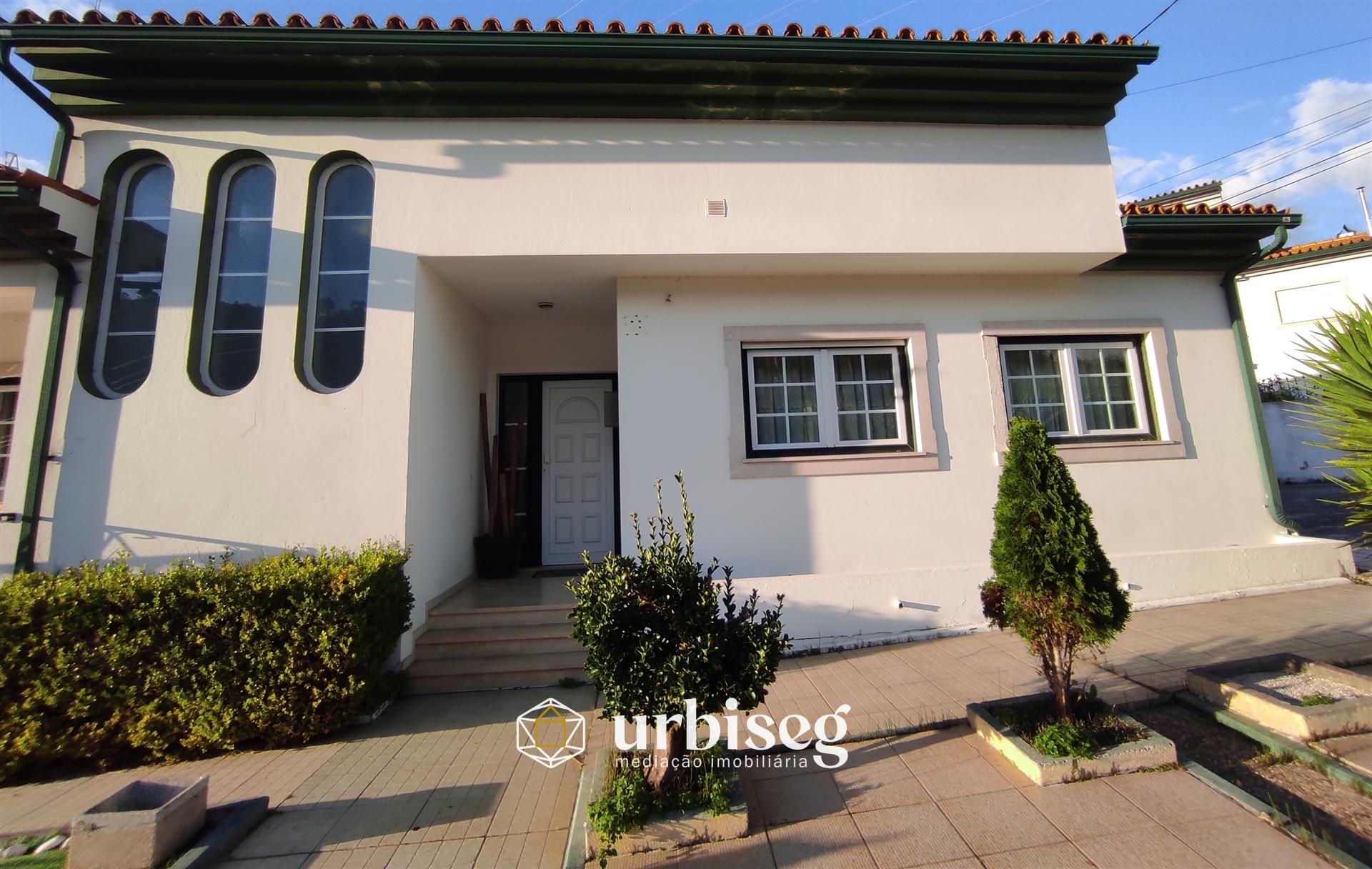 MORADIA EM CARRITOS — AMPLITUDE E LUZ A APENAS 3 MINUTOSDO CENTRO DA CIDADE