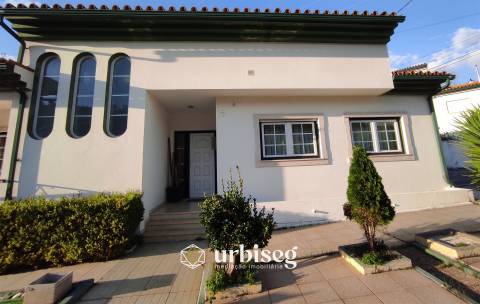 MORADIA EM CARRITOS — AMPLITUDE E LUZ A APENAS 3 MINUTOSDO CENTRO DA CIDADE