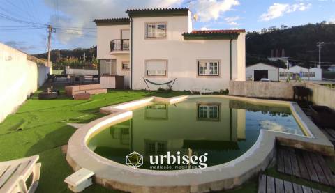 MORADIA EM CARRITOS — AMPLITUDE E LUZ A APENAS 3 MINUTOS DO CENTRO DA CIDADE