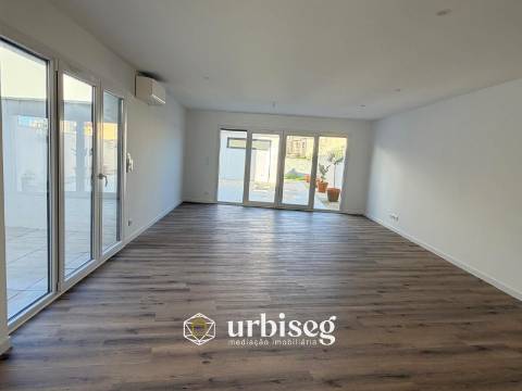 5 quartos | 2 pisos | Jardim e terraço | Escritório independente | Garagem