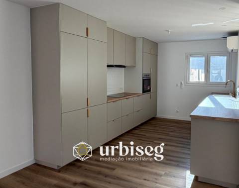 5 quartos | 2 pisos | Jardim e terraço | Escritório independente | Garagem