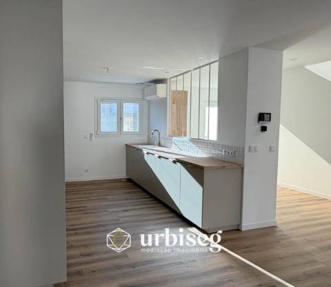 5 quartos | 2 pisos | Jardim e terraço | Escritório independente | Garagem