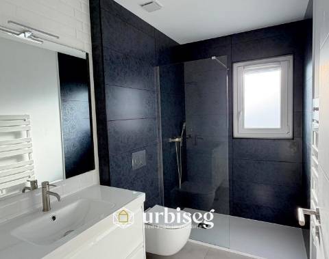 5 quartos | 2 pisos | Jardim e terraço | Escritório independente | Garagem