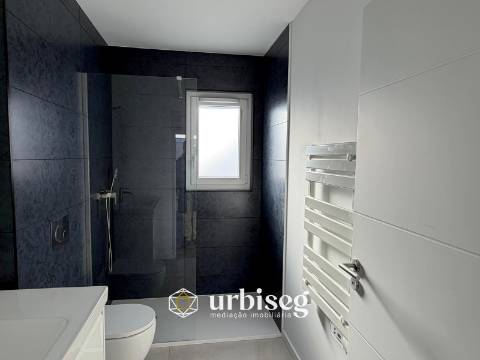 5 quartos | 2 pisos | Jardim e terraço | Escritório independente | Garagem