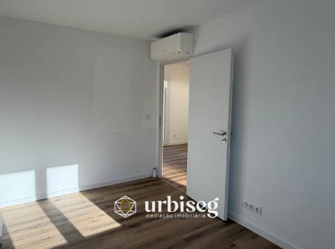 5 quartos | 2 pisos | Jardim e terraço | Escritório independente | Garagem