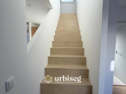 5 quartos | 2 pisos | Jardim e terraço | Escritório independente | Garagem