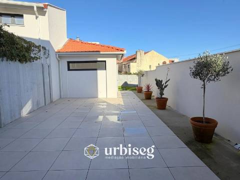 5 quartos | 2 pisos | Jardim e terraço | Escritório independente | Garagem