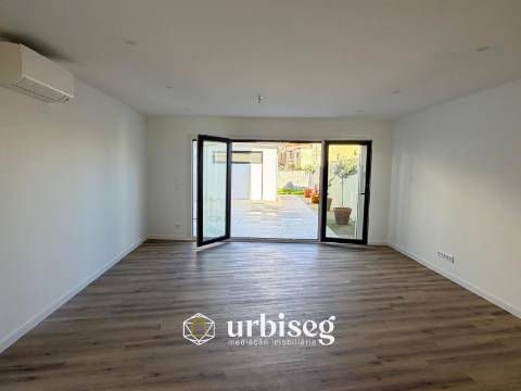 5 quartos | 2 pisos | Jardim e terraço | Escritório independente | Garagem