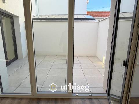 5 quartos | 2 pisos | Jardim e terraço | Escritório independente | Garagem