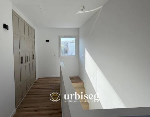 5 quartos | 2 pisos | Jardim e terraço | Escritório independente | Garagem