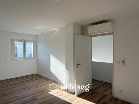 5 quartos | 2 pisos | Jardim e terraço | Escritório independente | Garagem