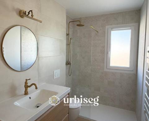 5 quartos | 2 pisos | Jardim e terraço | Escritório independente | Garagem