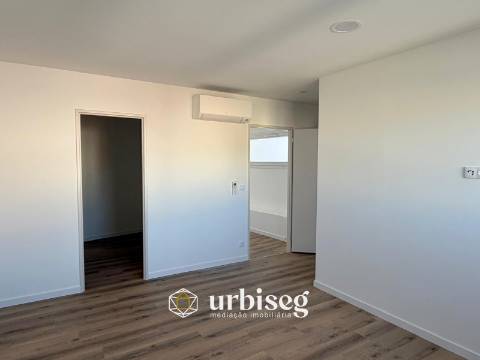 5 quartos | 2 pisos | Jardim e terraço | Escritório independente | Garagem