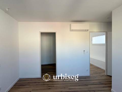 5 quartos | 2 pisos | Jardim e terraço | Escritório independente | Garagem