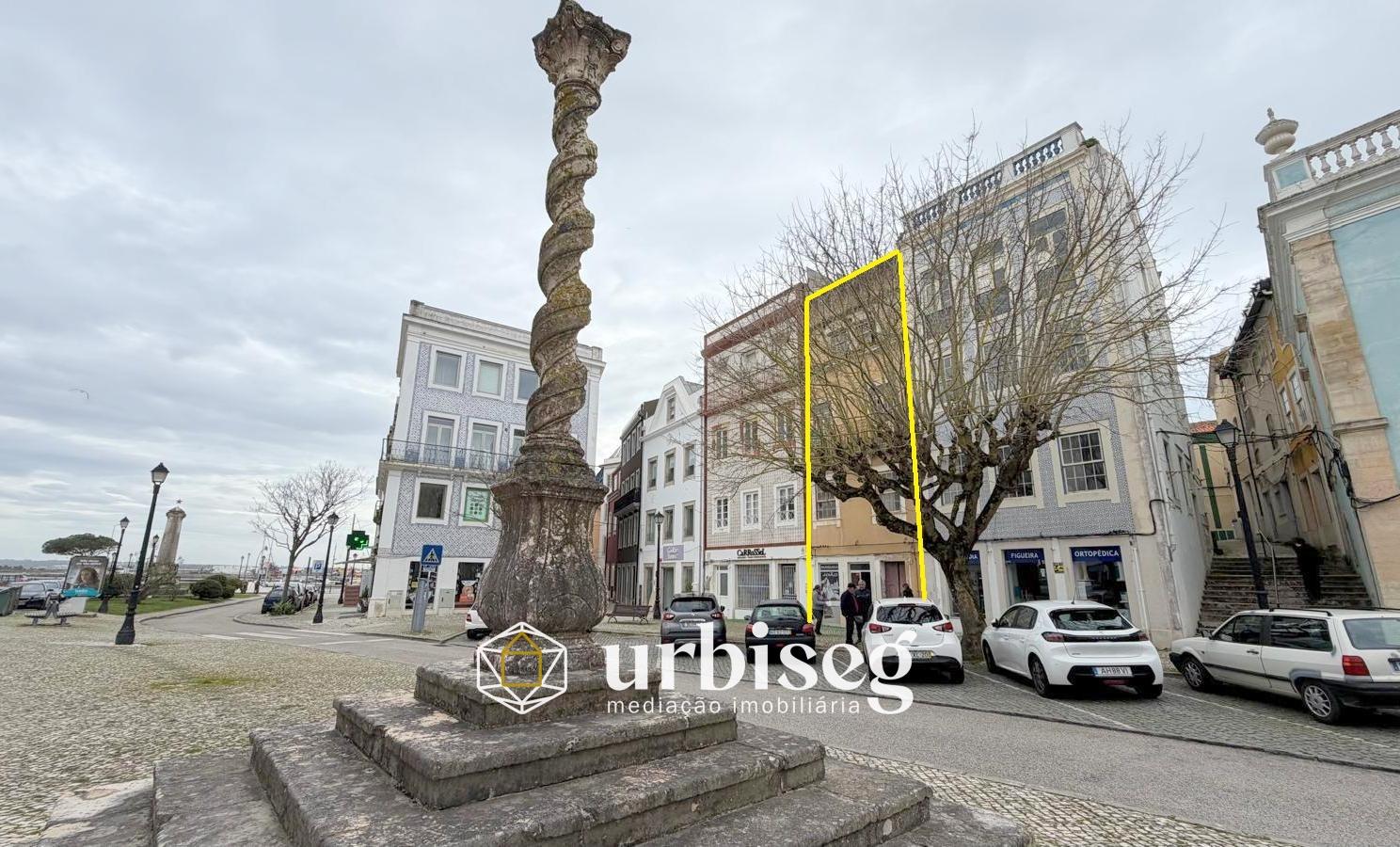 MORADIA  PRÉDIO NA PRAÇA VELHA — FIGUEIRA DA FOZ