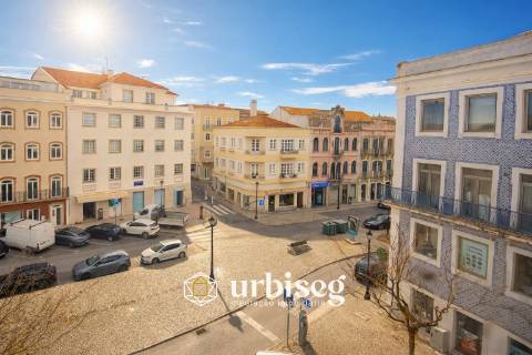 MORADIA  PRÉDIO NA PRAÇA VELHA — FIGUEIRA DA FOZ