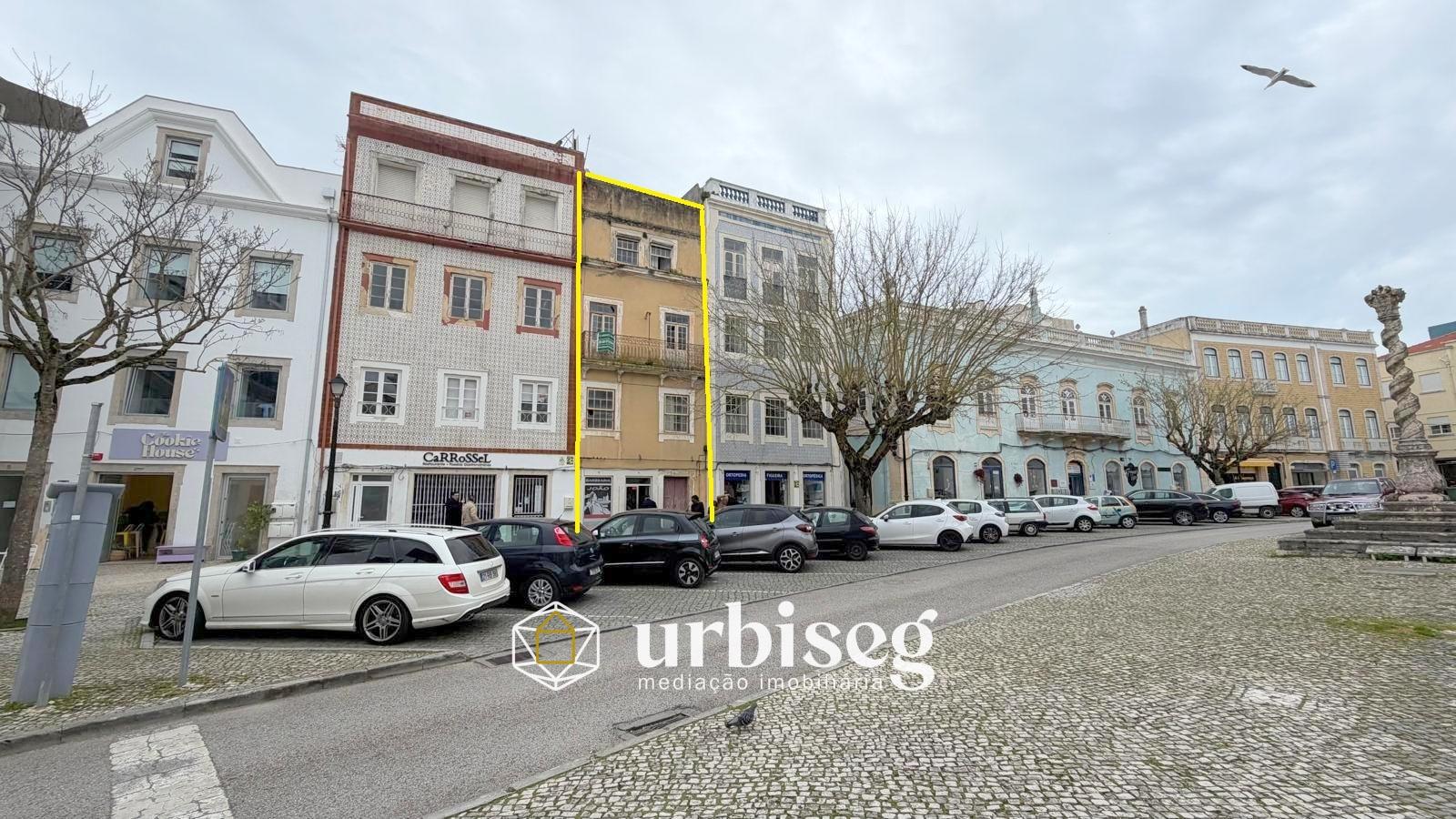 MORADIA  PRÉDIO NA PRAÇA VELHA — FIGUEIRA DA FOZ