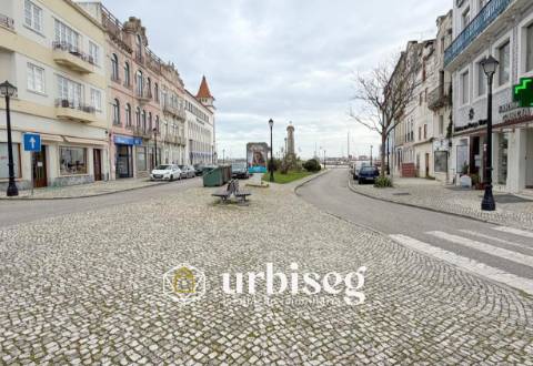 MORADIA  PRÉDIO NA PRAÇA VELHA — FIGUEIRA DA FOZ