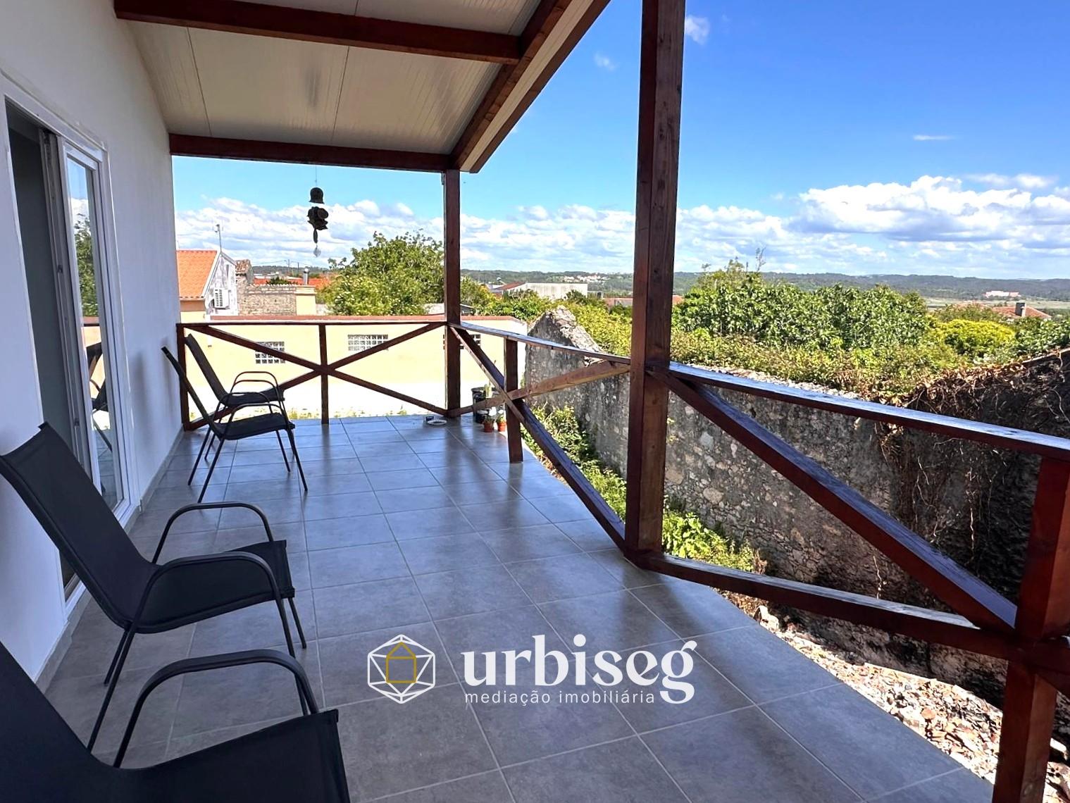MORADIA REABILITADA COM 415M² | TERRAÇO | POTENCIAL COMERCIAL | ALQUEIDÃO – FIGUEIRA DA FOZ