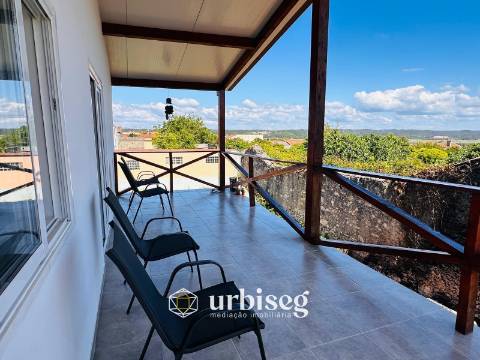 MORADIA REABILITADA COM 415M² | TERRAÇO | POTENCIAL COMERCIAL | ALQUEIDÃO – FIGUEIRA DA FOZ