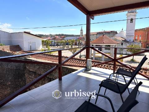 MORADIA REABILITADA COM 415M² | TERRAÇO | POTENCIAL COMERCIAL | ALQUEIDÃO – FIGUEIRA DA FOZ