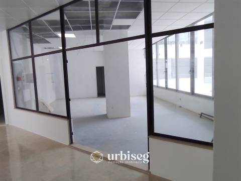 AO LADO DO CASINO _ loja com 72m²