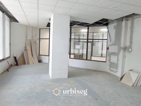 AO LADO DO CASINO _ loja com 72m²