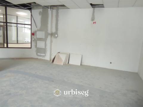 AO LADO DO CASINO _ loja com 72m²