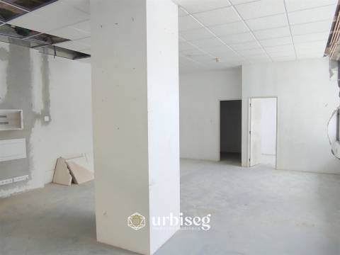 AO LADO DO CASINO _ loja com 72m²