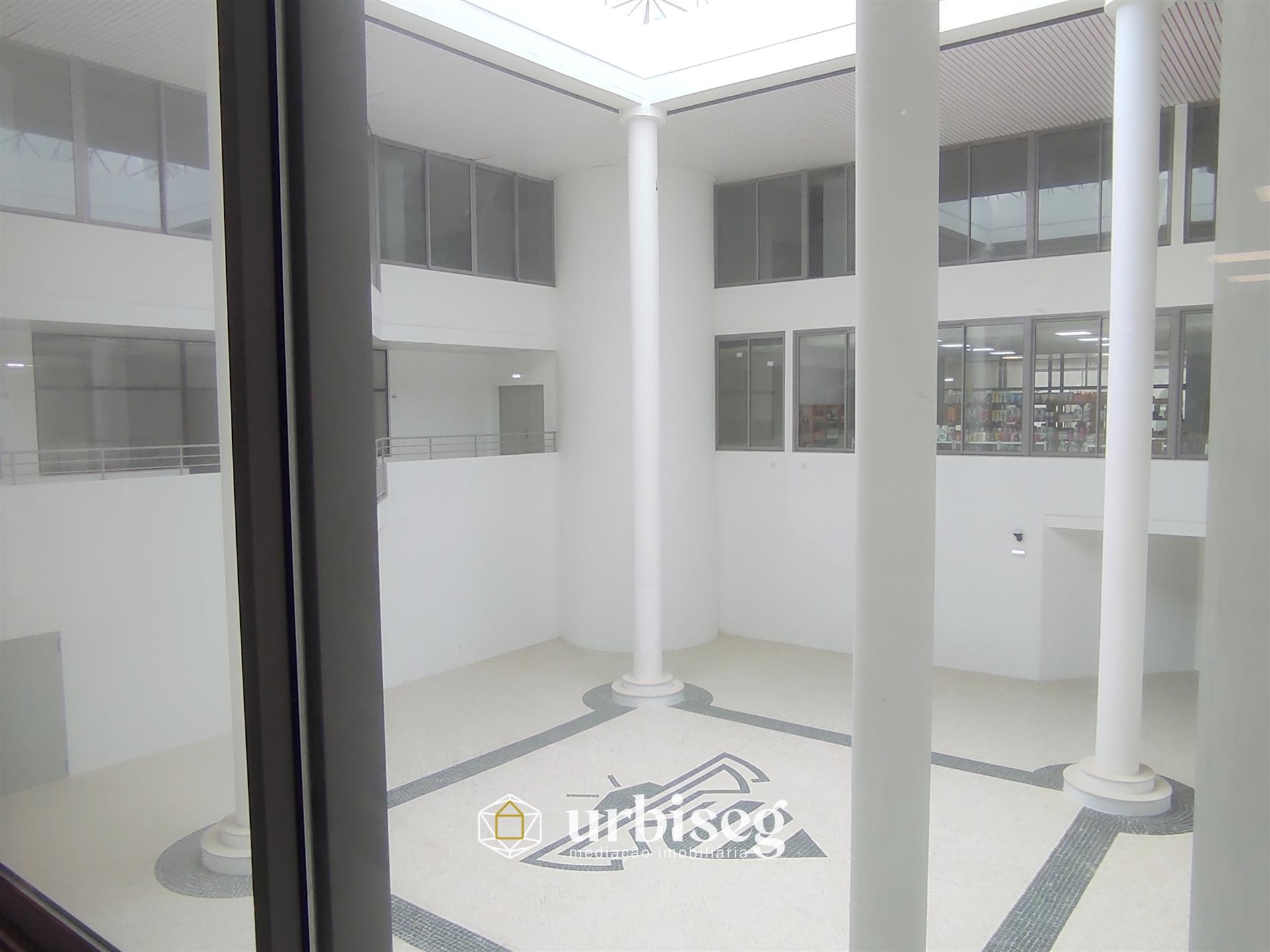 AO LADO DO CASINO _ loja com 72m²