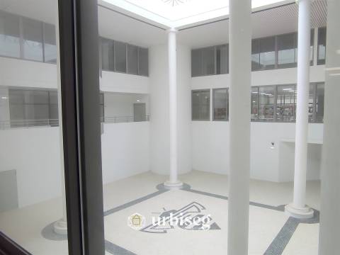 AO LADO DO CASINO _ loja com 72m²