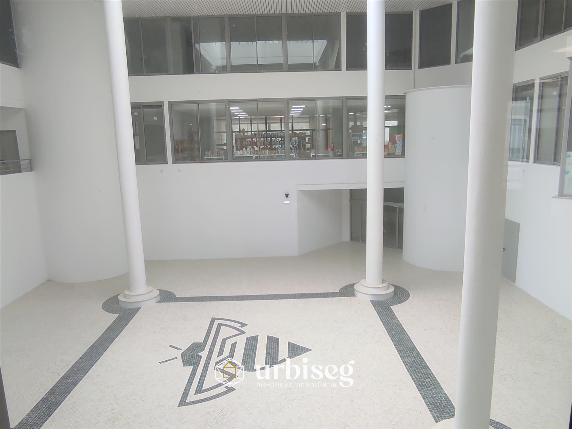 AO LADO DO CASINO _ loja com 72m²