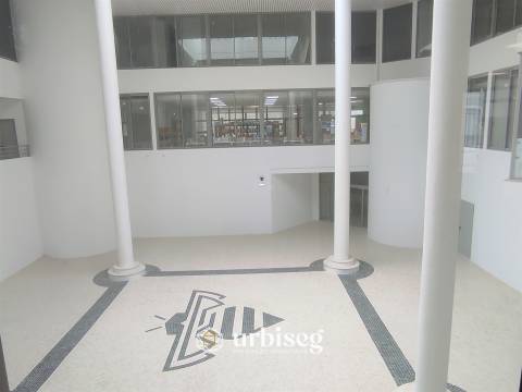 AO LADO DO CASINO _ loja com 72m²