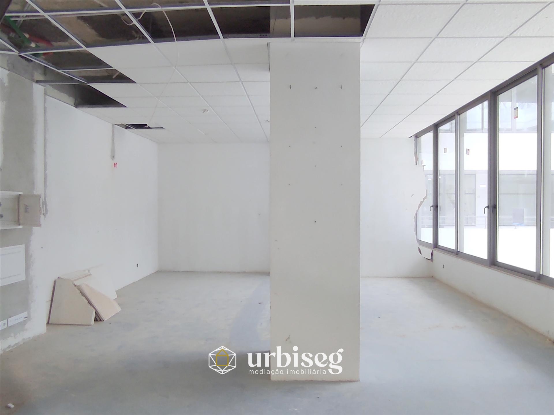 AO LADO DO CASINO _ loja com 72m²