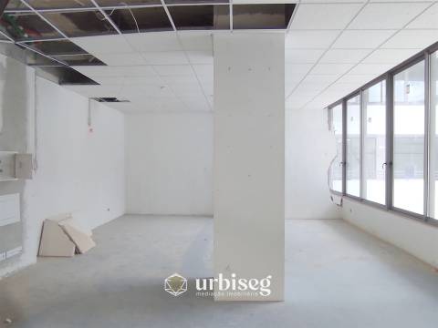 AO LADO DO CASINO _ loja com 72m²