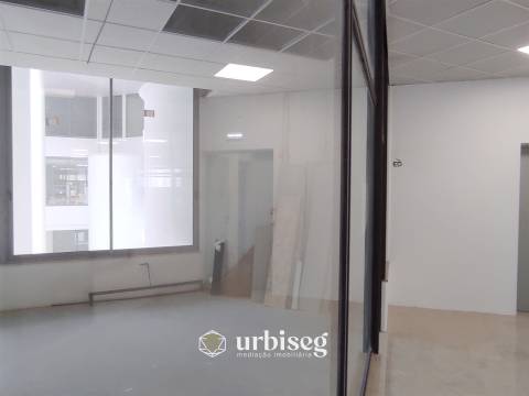 AO LADO DO CASINO _ loja com 72m²