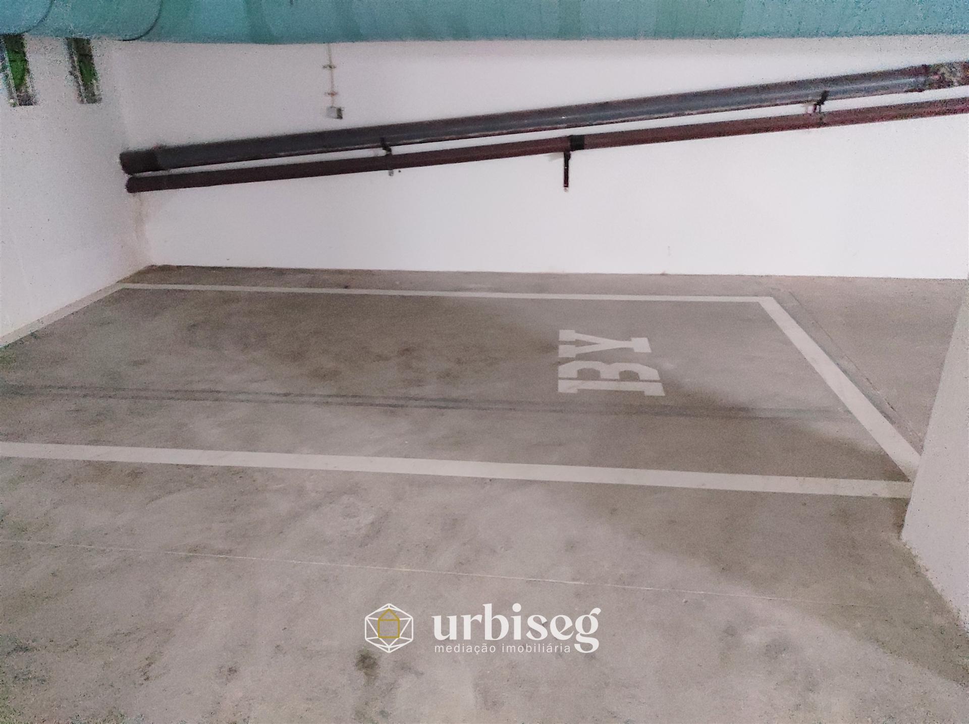 LUGAR DE ESTACIONAMENTO EM GARAGEM FECHADA
