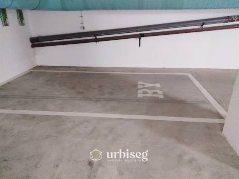 LUGAR DE ESTACIONAMENTO EM GARAGEM FECHADA