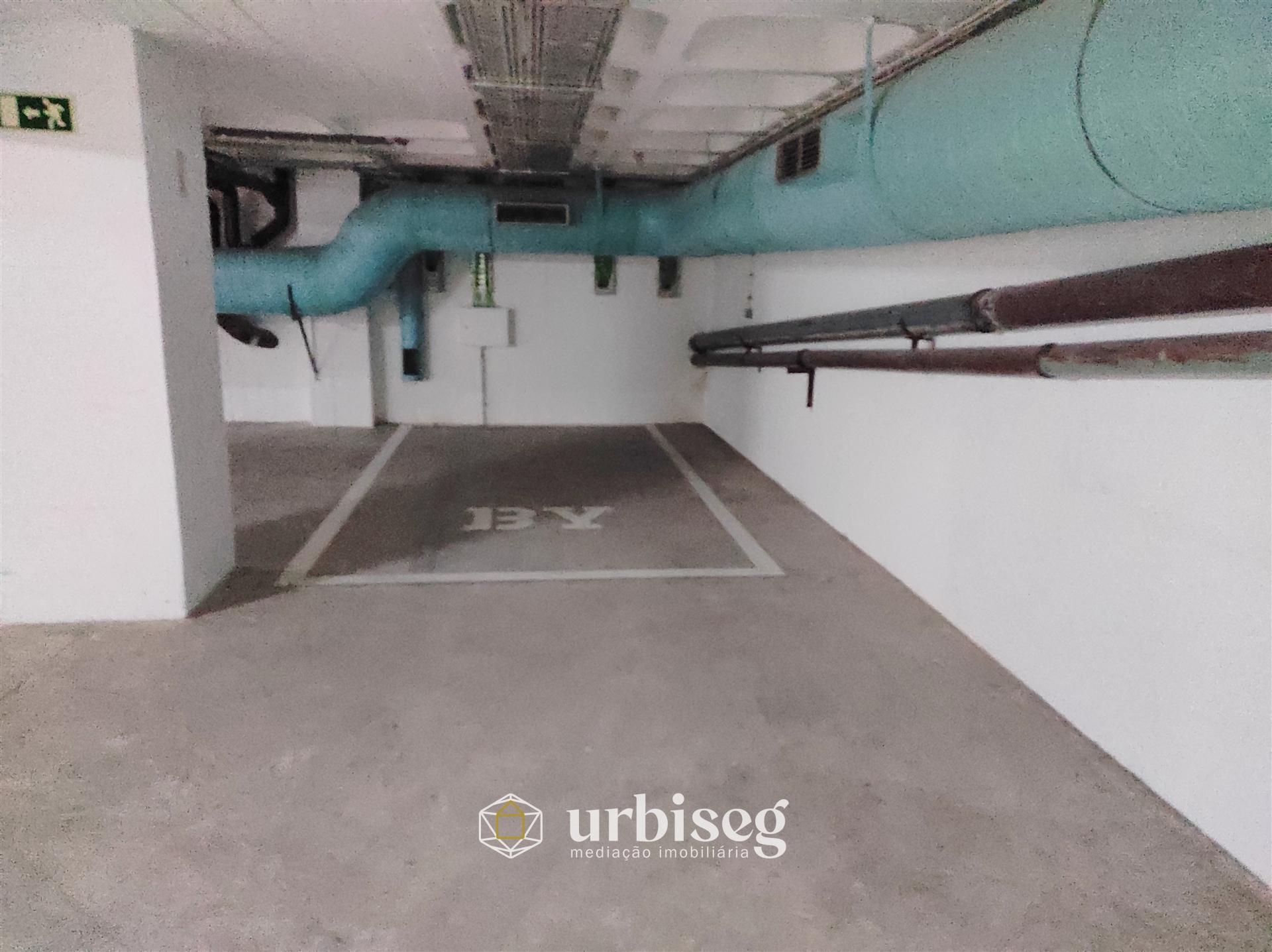 LUGAR DE ESTACIONAMENTO EM GARAGEM FECHADA