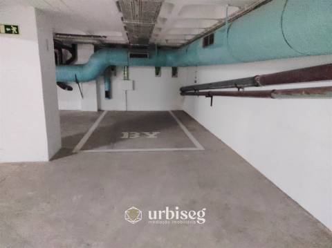 LUGAR DE ESTACIONAMENTO EM GARAGEM FECHADA