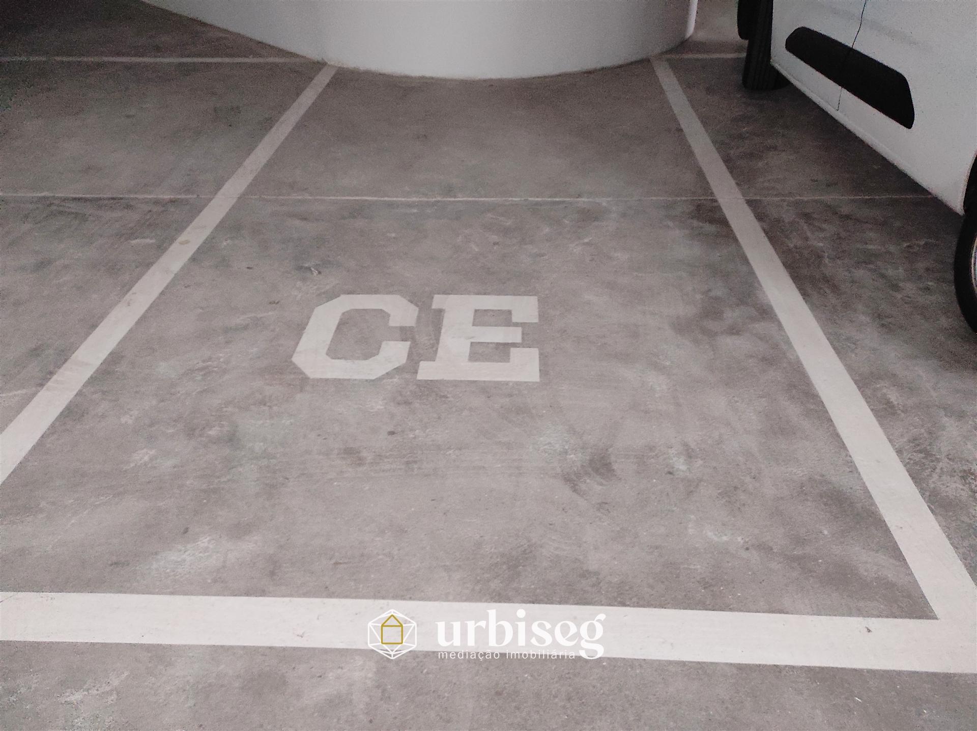 LUGAR DE ESTACIONAMENTO EM GARAGEM FECHADA