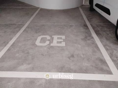 LUGAR DE ESTACIONAMENTO EM GARAGEM FECHADA