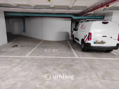 LUGAR DE ESTACIONAMENTO EM GARAGEM FECHADA