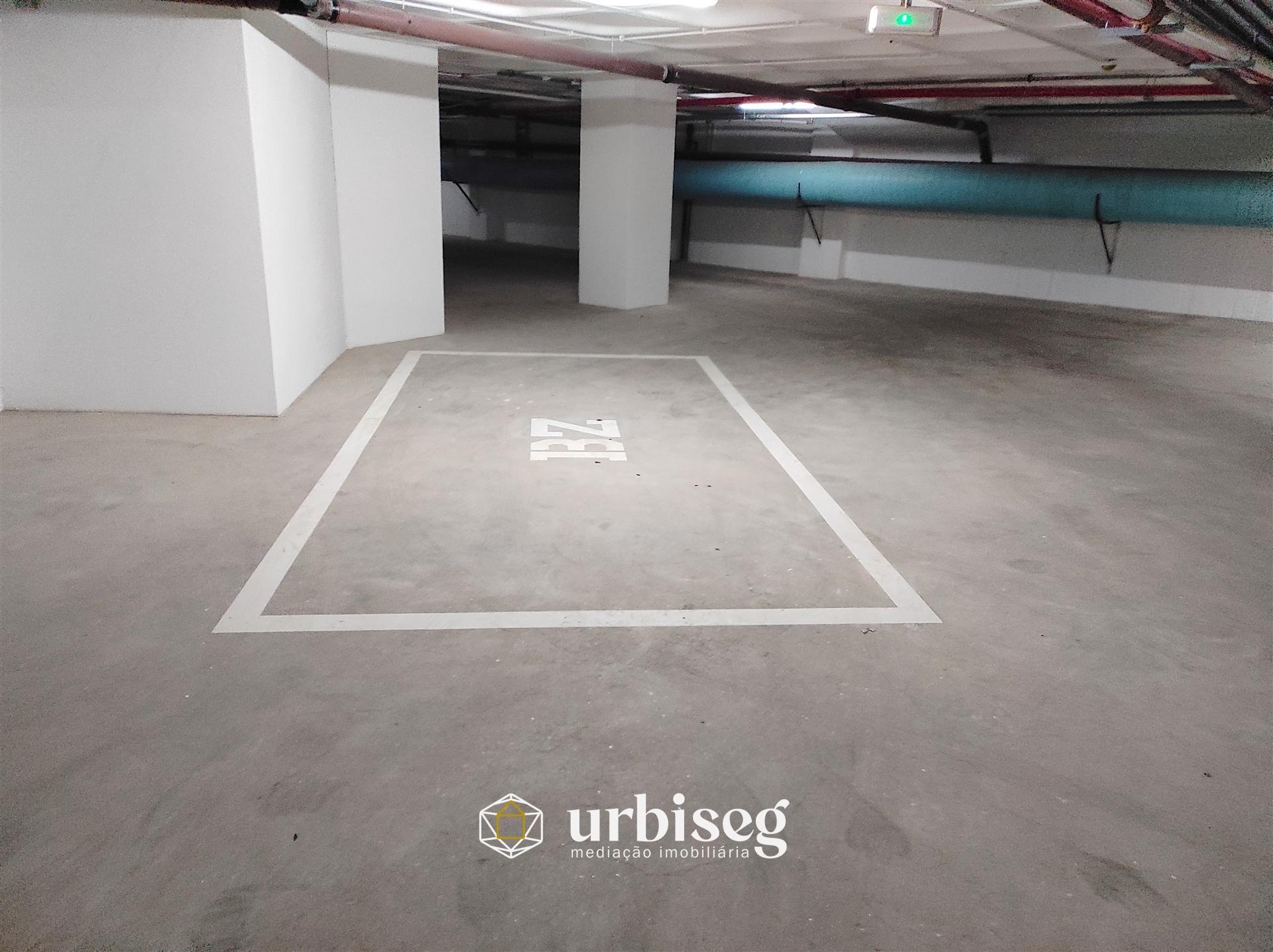 LUGAR DE ESTACIONAMENTO EM GARAGEM FECHADA
