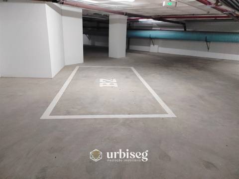 LUGAR DE ESTACIONAMENTO EM GARAGEM FECHADA