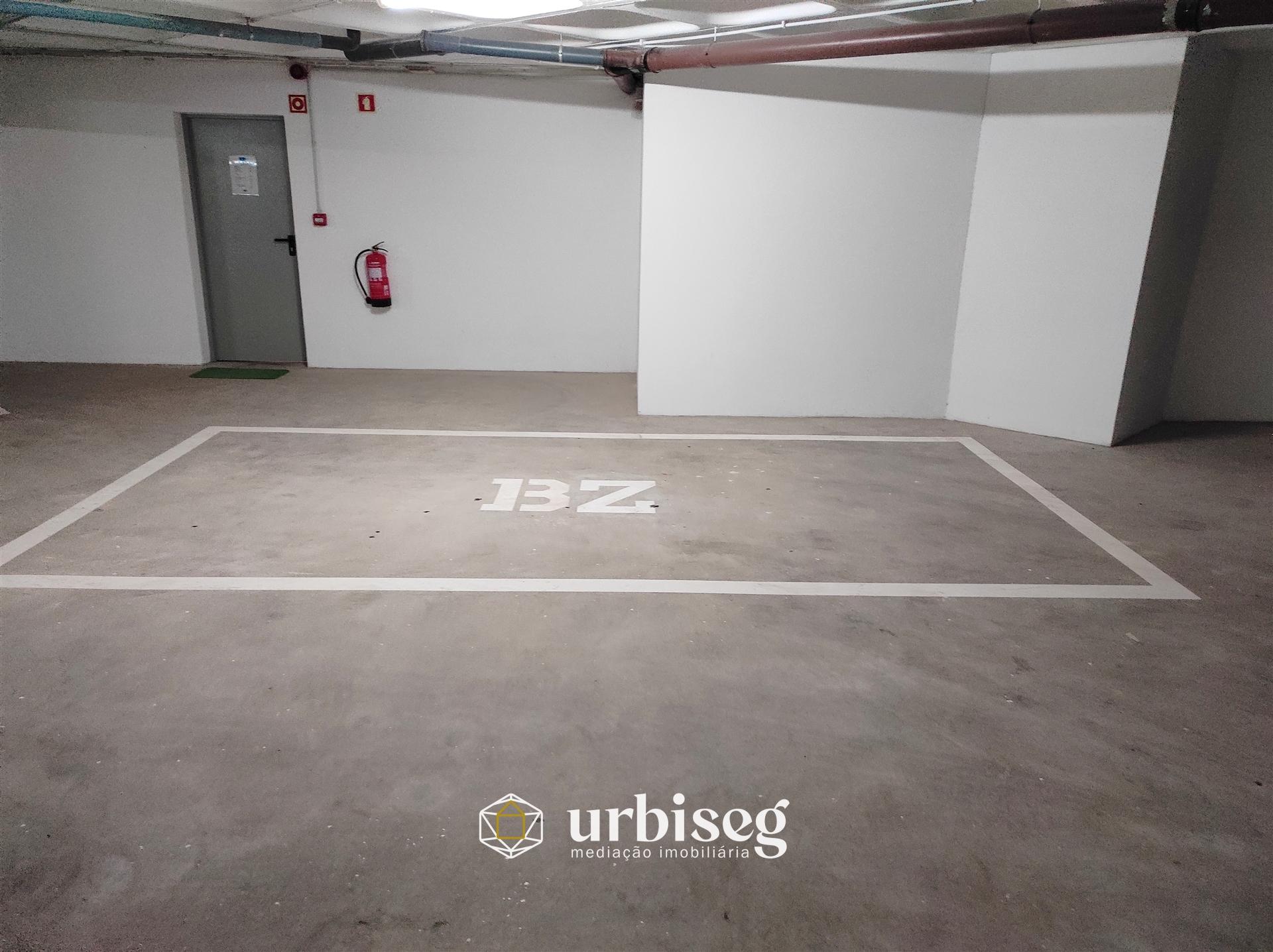 LUGAR DE ESTACIONAMENTO EM GARAGEM FECHADA