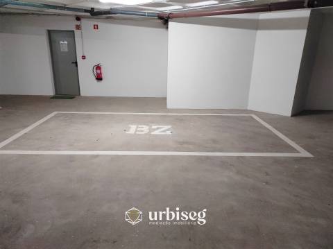 LUGAR DE ESTACIONAMENTO EM GARAGEM FECHADA