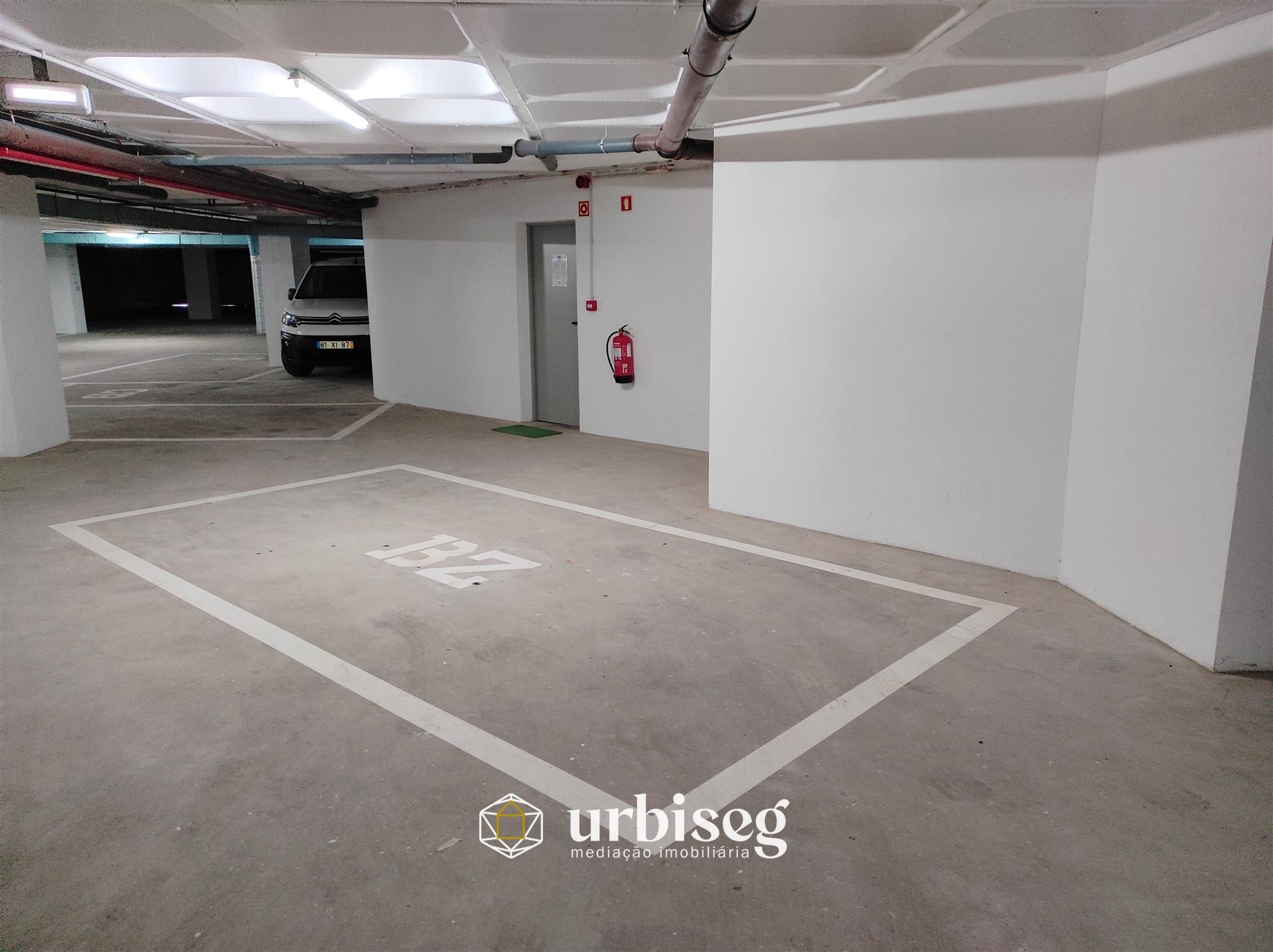LUGAR DE ESTACIONAMENTO EM GARAGEM FECHADA
