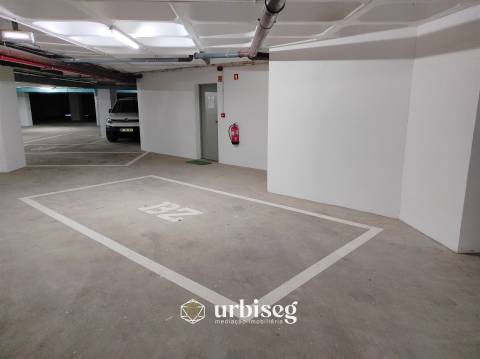 LUGAR DE ESTACIONAMENTO EM GARAGEM FECHADA